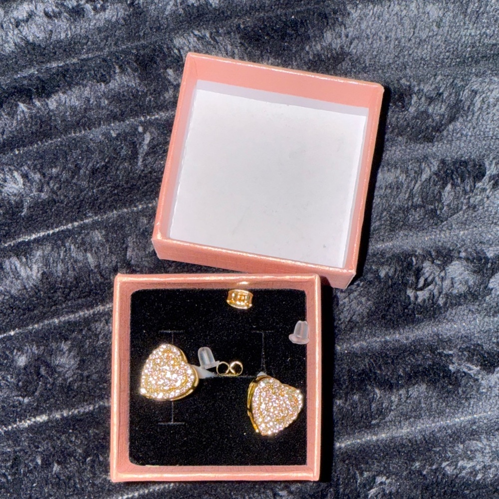 NEVER WORN‼️‼️

💛Gold Played cubic zirconia Heart Stud Earrings💛